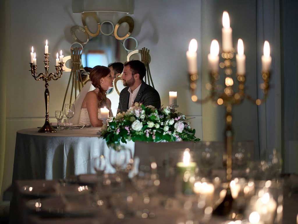 matrimonio a Valsorda tavolo sposi allestimento interno