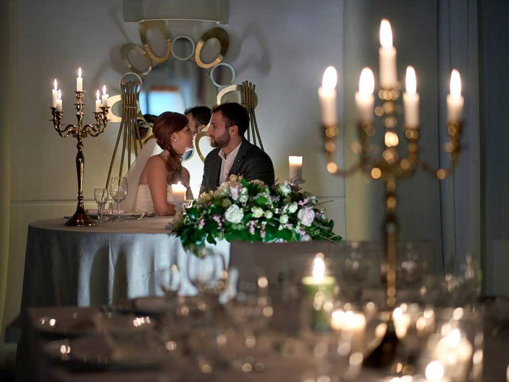 matrimonio a Valsorda tavolo sposi allestimento interno